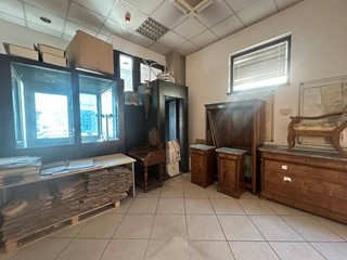 Immobile commerciale in Affitto a Casagiove, 2'800€, 130 m²