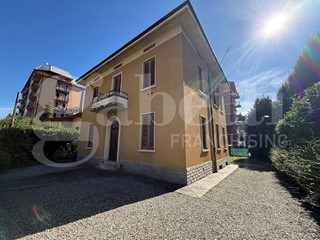 Villa in Vendita a Erba, 550'000€, 342 m²