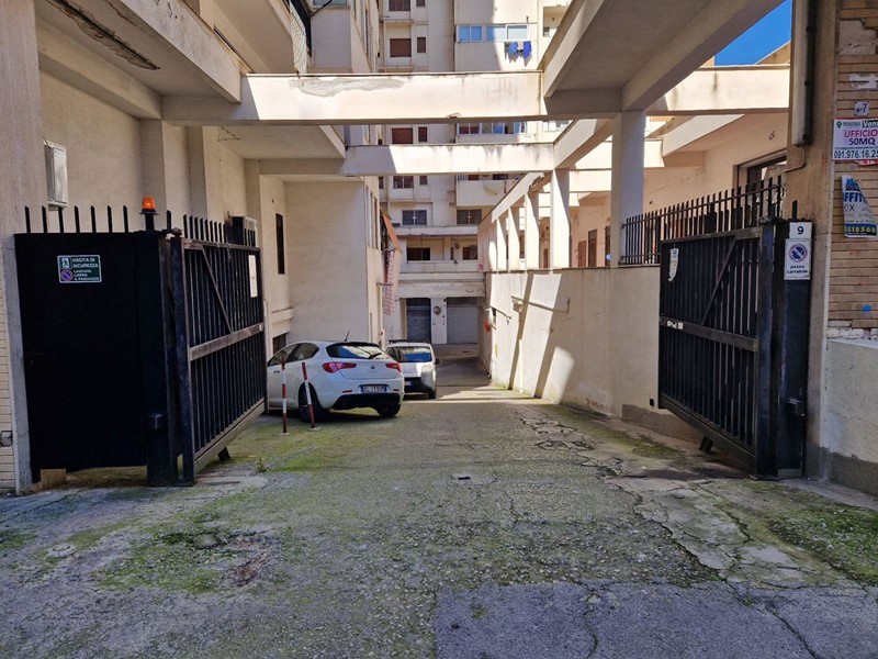 Magazzino in Affitto a Palermo, 800€, 150 m²