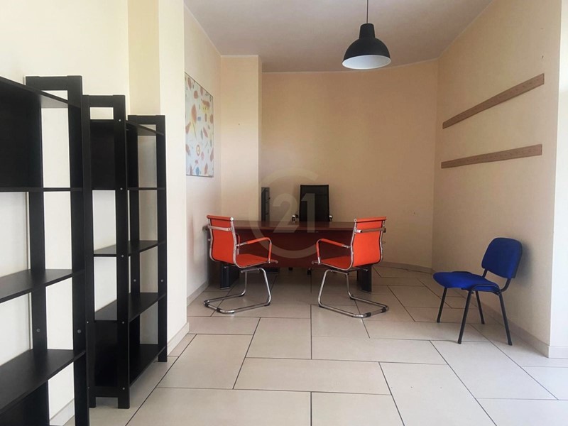 Immobile commerciale in Vendita a Aci Catena, zona Semicentro, 69'000€, 54 m²