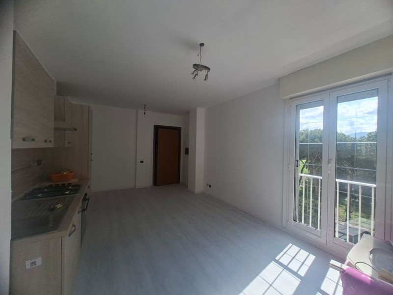 Trilocale in Vendita a Roma, zona Villa Verde, 159'000&euro;, 70 m²