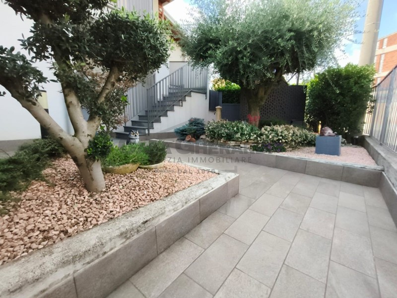 Bilocale in Vendita a Ponte San Pietro, 168'000€, 75 m², con Box