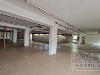 Negozio in Vendita a San Giovanni Lupatoto, 473 m²