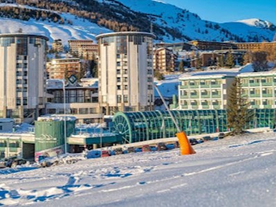 Attività commerciale in Vendita a Sestriere, 34'908'721€, 73190 m²