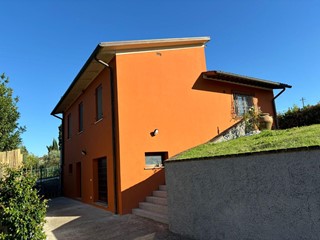 Villa in Vendita a Capannoli, 400'000€, 250 m², con Box