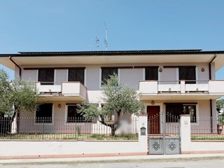 Villa in Vendita a Uzzano, zona Santa Lucia, 550'000€, 470 m², con Box