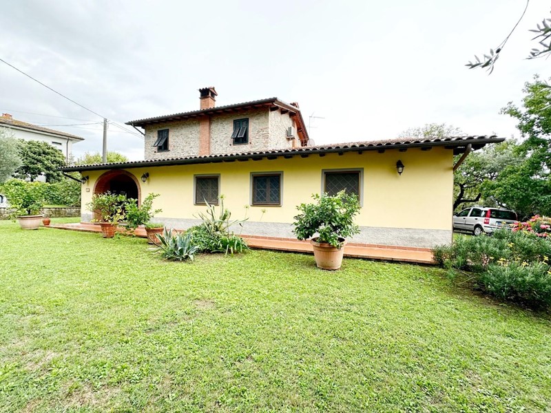 Casale in Vendita a Capannori, zona Lappato, 500'000€, 170 m²