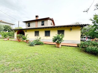 Casale in Vendita a Capannori, zona Lappato, 500'000€, 170 m²