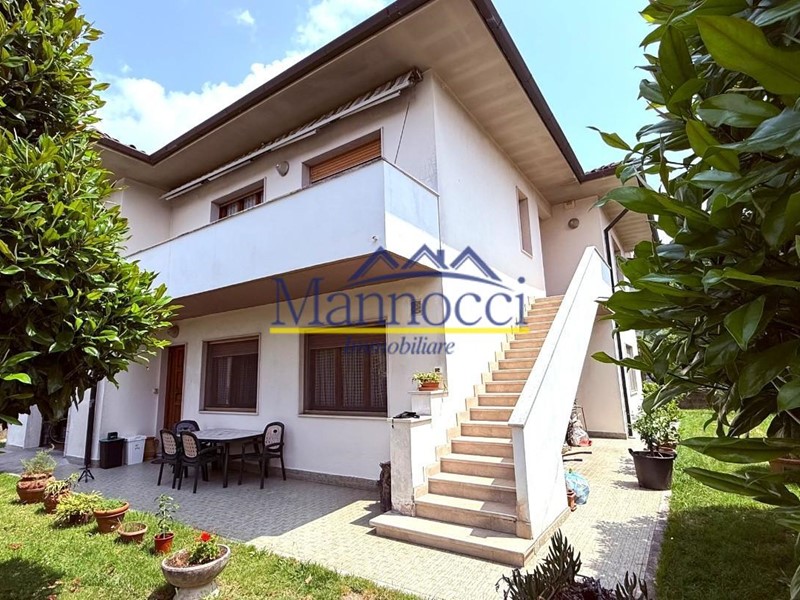 Villa in Vendita a Vicopisano, zona San Giovanni Alla Vena, 700'000€, 450 m²