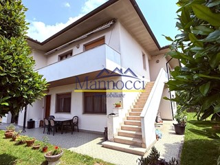 Villa in Vendita a Vicopisano, zona San Giovanni Alla Vena, 700'000€, 450 m²