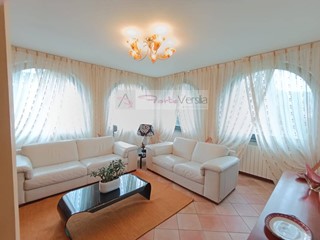 Villa in Vendita a Montignoso, 980'000€, 381 m²