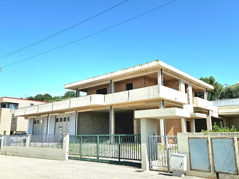 Capannone in Vendita a Bellante, 319'000€, 450 m²