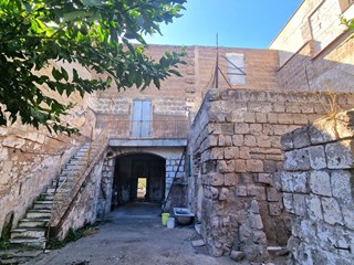 Casa Indipendente in Vendita a Mondragone, zona Via Taranto, 65'000€, 180 m²