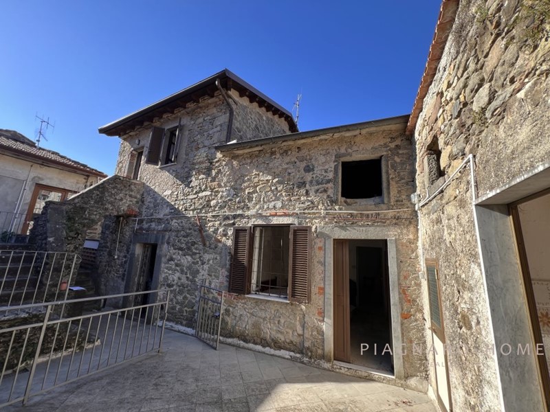 Casale in Vendita a Filattiera, 37'000€, 191 m²