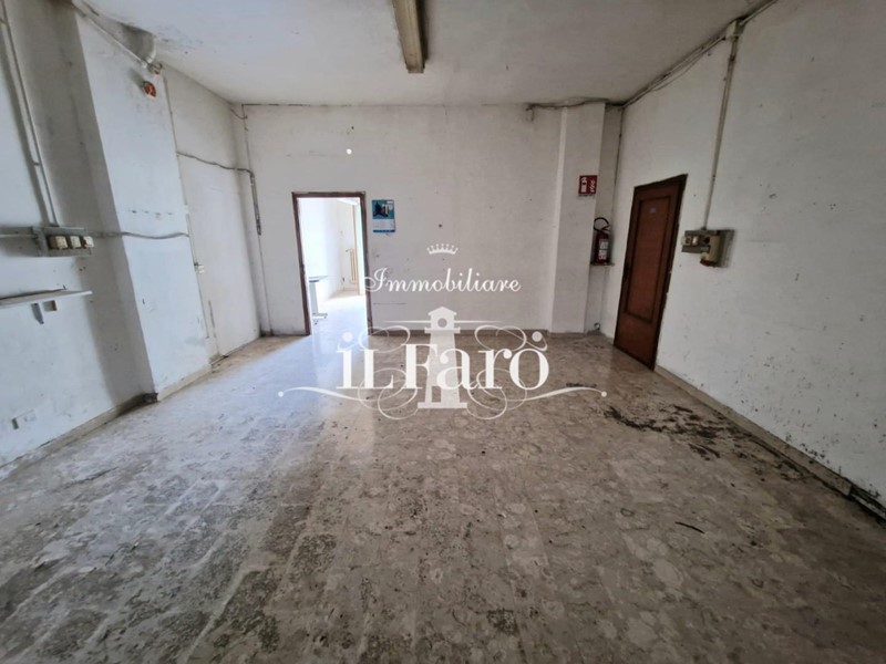 Negozio in Vendita a Signa, zona San Mauro a Signa, 140'000€, 80 m²