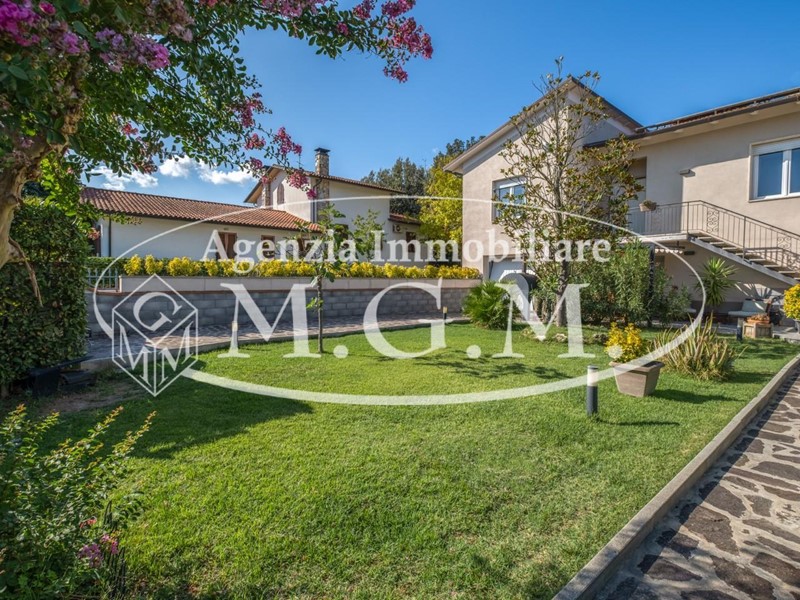 Villa bifamiliare in Vendita a Bientina, 425'000€, 115 m², con Box