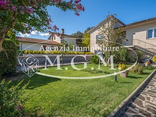 Villa bifamiliare in Vendita a Bientina, 425'000€, 115 m², con Box