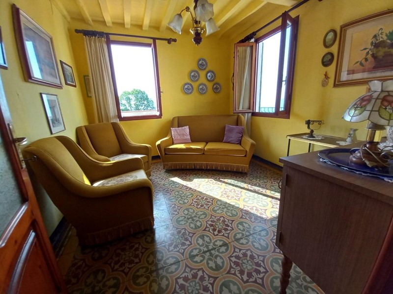 Casa Semi Indipendente in Vendita a Capannori, zona Matraia, 150'000€, 250 m², con Box