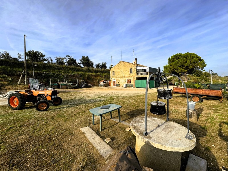 Rustico in Vendita a Lapedona, 150'000€, 270 m²