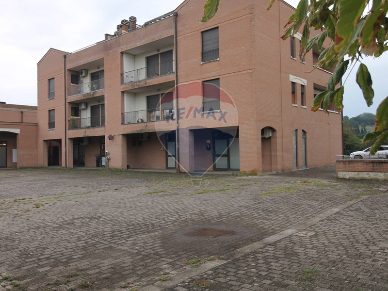 Negozio in Vendita a San Giovanni Valdarno, 85'000€, 54 m²
