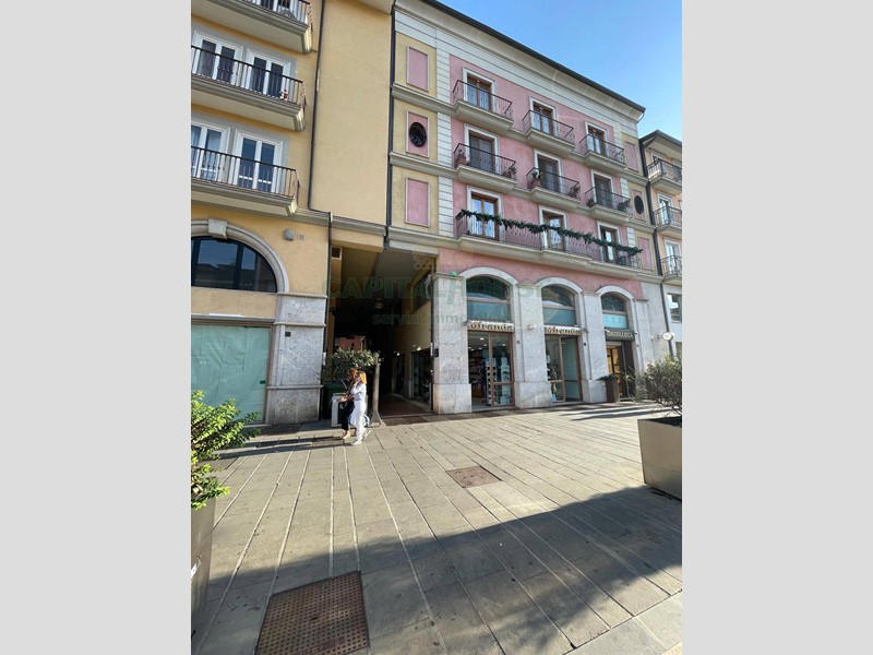 Ufficio in Affitto a Avellino, 900€, 90 m²