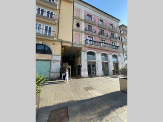Ufficio in Affitto a Avellino, 900€, 90 m²