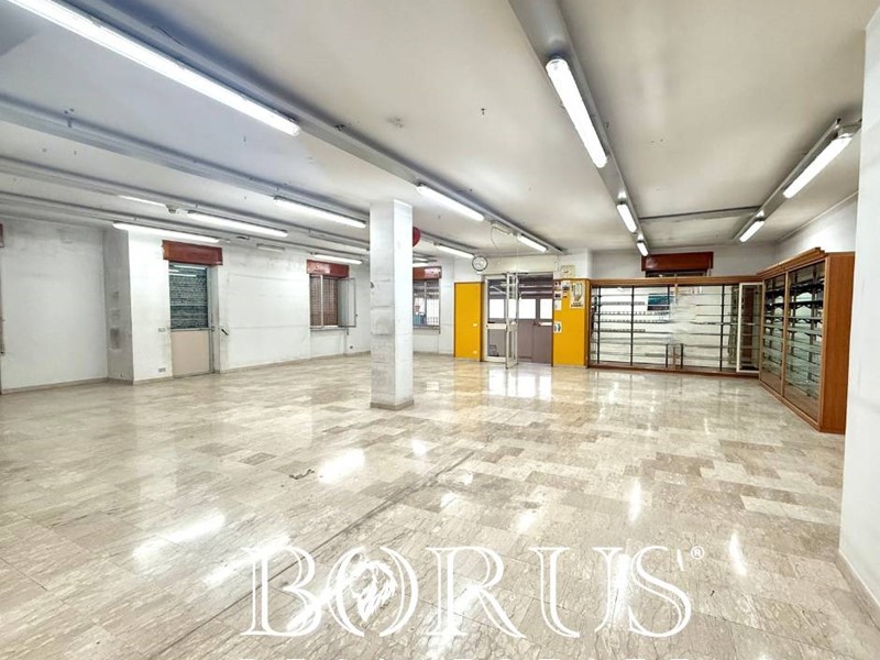 Immobile commerciale in Affitto a Cesa, 900€, 210 m²