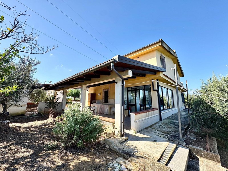 Villa in Vendita a Partinico, 250'000€, 220 m²