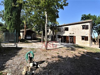 Rustico in Vendita a Servigliano, 320'000€, 320 m²