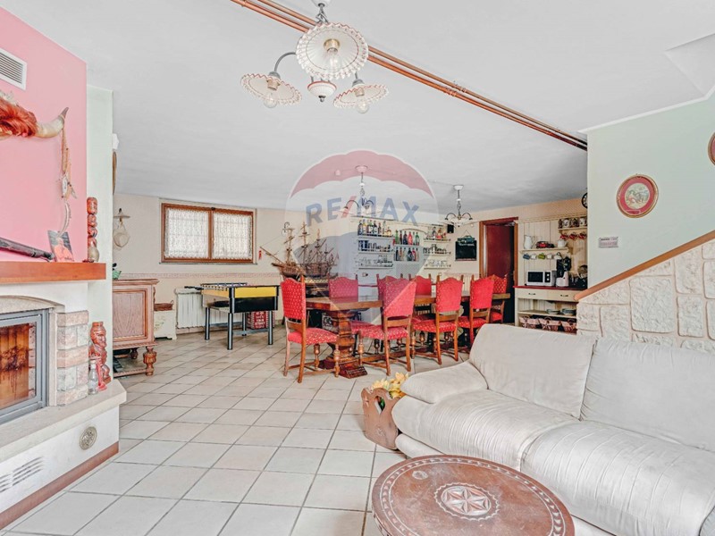 Villa in Vendita a Bareggio, 487'000€, 229 m²