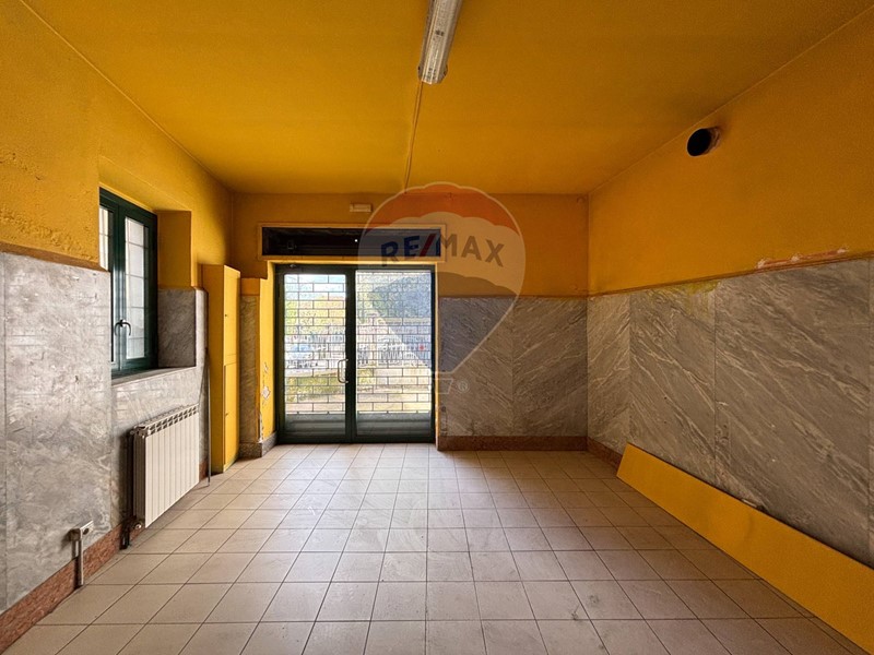 Negozio in Vendita a Gazzada Schianno, 45'000€, 75 m²