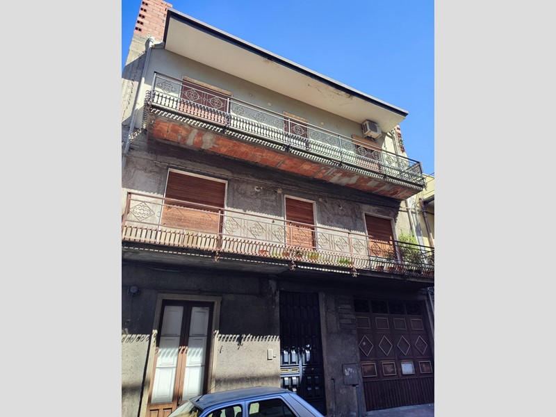 Appartamento in Vendita a Paternò, 82'000€, 139 m²