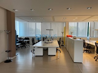 Ufficio in Affitto a Padova, 7'900€, 870 m²