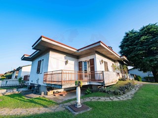 Villa in Vendita a Castrezzato, 340'000€, 400 m²