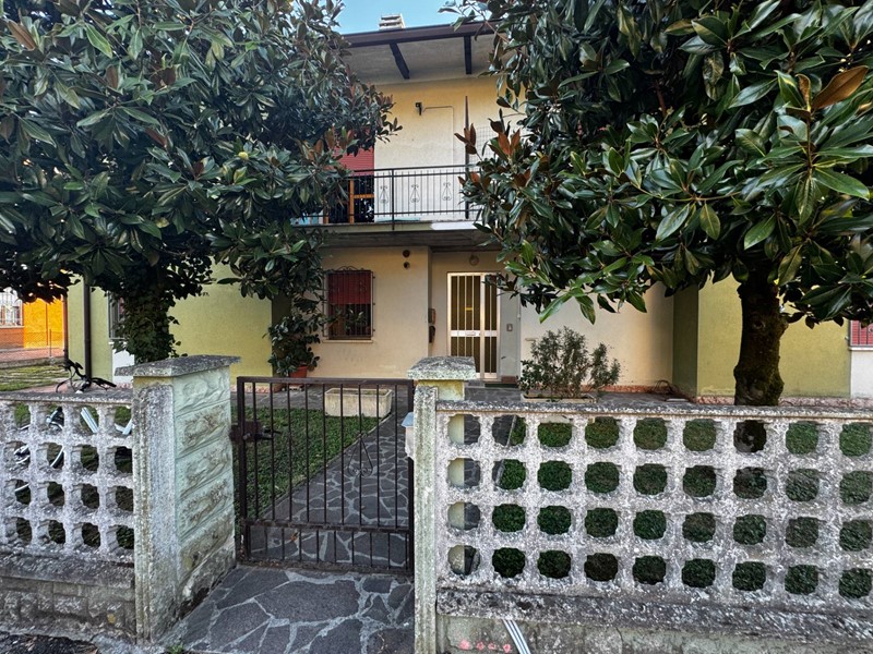 Quadrilocale in Vendita a San Felice sul Panaro, 115'000€, 87 m²
