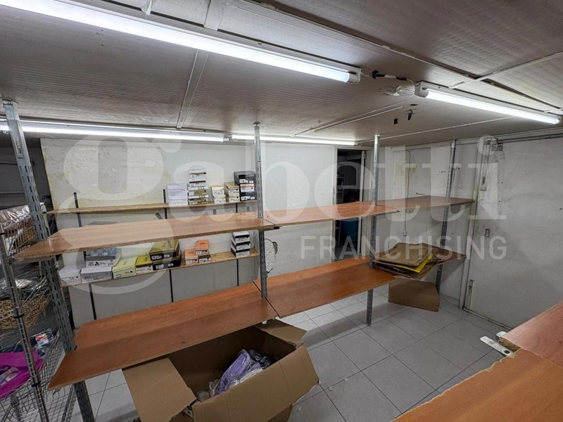 Negozio in Affitto a Napoli, 1'000€, 105 m²
