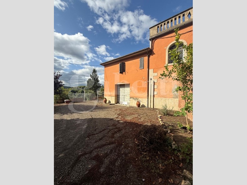 Casa Indipendente in Vendita a Casciana Terme Lari, 350'000€, 250 m²