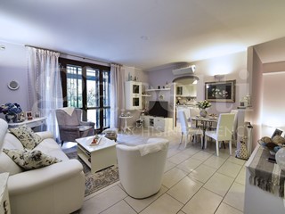 Quadrilocale in Vendita a Lesmo, 325'000€, 153 m²