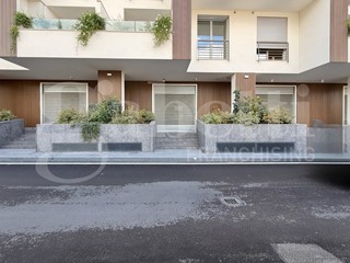 Negozio in Affitto a Angri, 2'000€, 100 m²