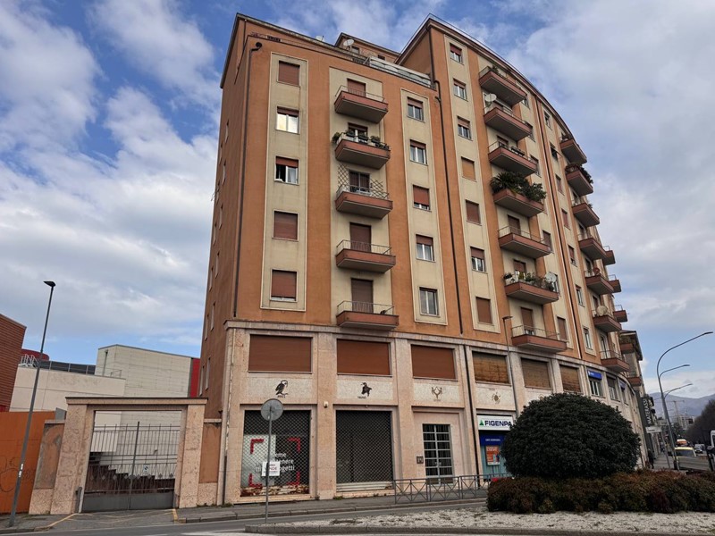 Immobile commerciale in Vendita a Brescia, zona Ring F.lli Ugoni, 108'000€, 131 m²