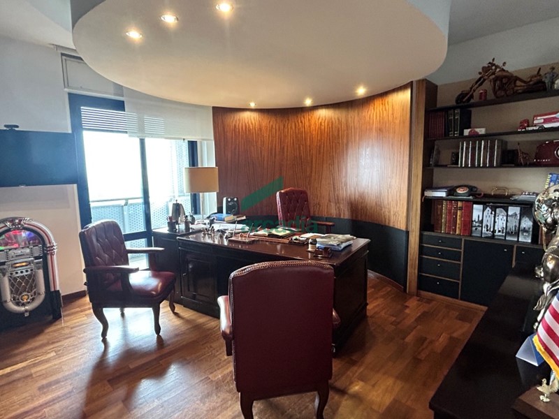 Ufficio in Vendita a Bari, zona Poggiofranco, 380'000€, 170 m²
