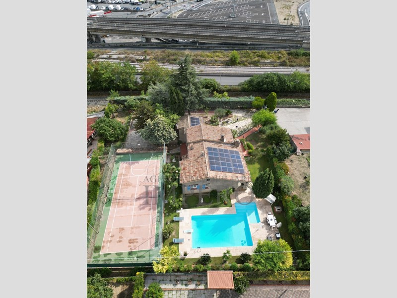 Casa Indipendente in Vendita a Ventimiglia, zona Gallardi, 250 m², con Box