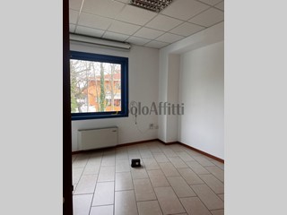 Ufficio in Affitto a Spoltore, 1'900€, 180 m²