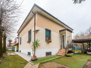 Casa Indipendente in Vendita a Reggio Emilia, zona Coviolo, 360'000€, 210 m², con Box