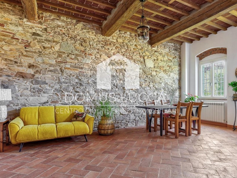 Casale in Vendita a Capannori, zona Pieve San Paolo, 750'000€, 275 m², arredato