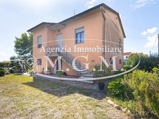 Casa Indipendente in Vendita a Castelfranco di Sotto, 240'000€, 200 m², con Box