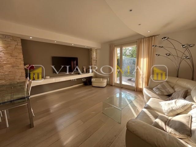 Appartamento in Vendita a Lucca, zona San Marco, 490'000€, 120 m², arredato, con Box