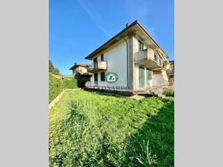 Villa bifamiliare in Vendita a Buggiano, zona Borgo a Buggiano, 150'000€, 130 m², con Box