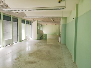 Immobile commerciale in Affitto a Massa, 2'000€, 249 m²