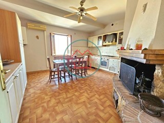 Quadrilocale in Vendita a Uzzano, zona Santa Lucia, 109'000€, 110 m², arredato